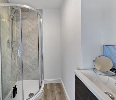 Bottesford House | Amaya Nine Sleeps 7 Large 4 bed house - Bottesford