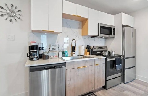 Old East Dallas Apartment | Amazing 1-bedroom apartment with WiFi Sleeps 6