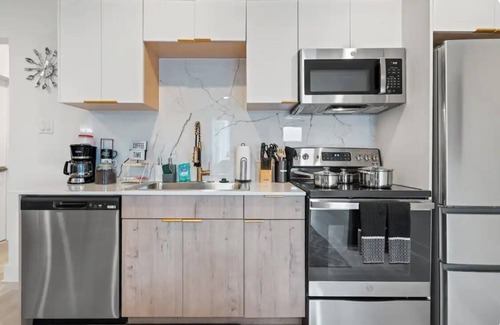Old East Dallas Apartment | Amazing 1-bedroom apartment with WiFi Sleeps 6