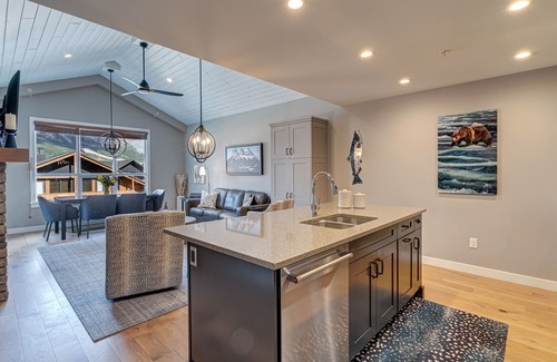 Canmore Condo | Unforgettable 1 Bedroom Penthouse Suite with Spa & Hot Tub