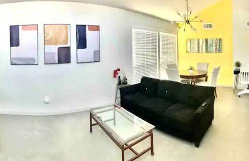 Franklin Park Apartment | Inviting 2Bd Home Close to Downtown with Family Kitchen