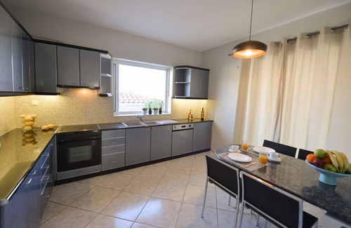 Kariotai Apartment | Inviting 3BR Apartment with Breakfast & Kitchen Amenities