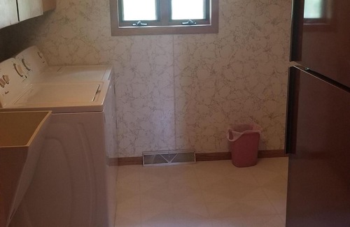 Markesan House | Inviting Lake View Home with Pool & Spa – Guest Rated 9.6