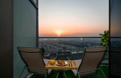 Downtown Dubai Apartment | Indulge in the 64th Floor Infinity Pool at Paramount Hotel