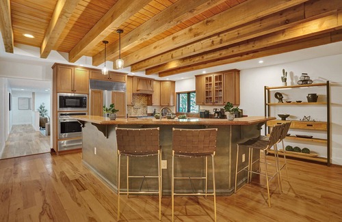 Davie Villa | Inviting 8BR Retreat with Pool & Lake Views Awaits You!
