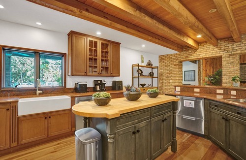Davie Villa | Inviting 8BR Retreat with Pool & Lake Views Awaits You!