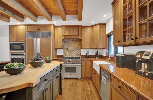 Davie Villa | Inviting 8BR Retreat with Pool & Lake Views Awaits You!