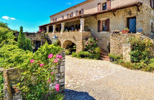 Saint-Paulet-de-Caisson Apartment | Inviting Apartment in St. Paulet de Caisson with Pool & WiFi