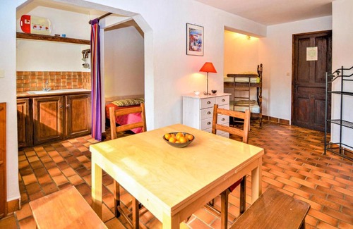 Saint-Paulet-de-Caisson Apartment | Inviting Apartment in St. Paulet de Caisson with Pool & WiFi