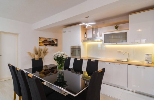 Sinj Apartment | Spacious 3-Bedroom Retreat in Obrovac Sinjski with Pool