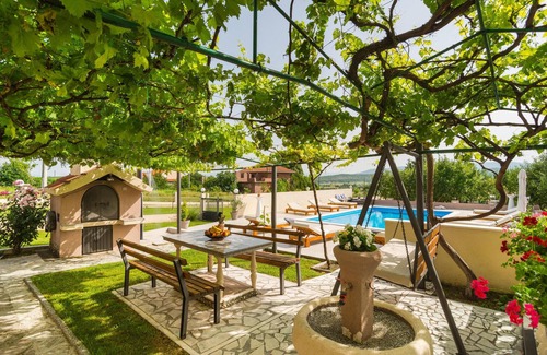 Sinj Apartment | Spacious 3-Bedroom Retreat in Obrovac Sinjski with Pool