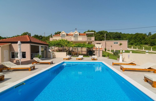 Sinj Apartment | Spacious 3-Bedroom Retreat in Obrovac Sinjski with Pool