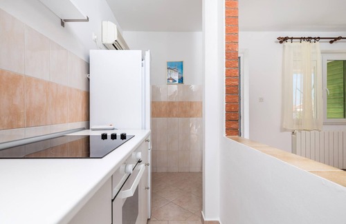 Barbat na Rabu Apartment | Cozy 1 Bedroom Retreat in Barbat na Rabu with Ocean View