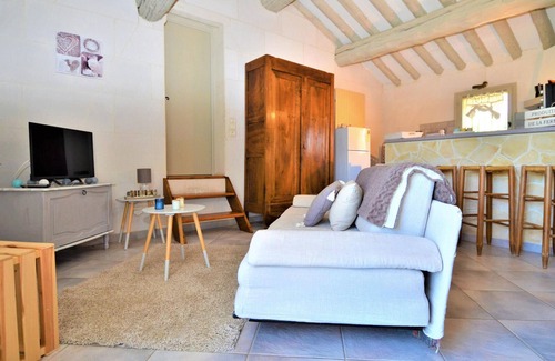 Vallabregues Apartment | Delightful Apartment Escape in Provence with Spa & Hot Tub