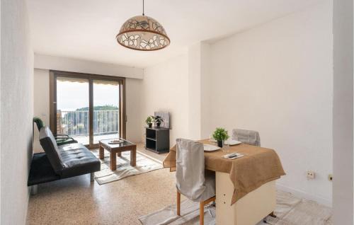 Malgrat de Mar Apartment | Cozy Apartment in Malgrat De Mar with Kitchen Amenities