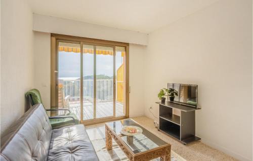 Malgrat de Mar Apartment | Cozy Apartment in Malgrat De Mar with Kitchen Amenities