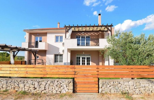 Pirovac Apartment | Relaxing Holiday Apartment with Pool in Tranquil Setting