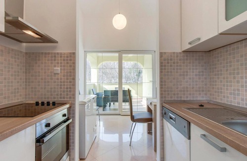 Porozina Apartment | Cozy Retreat in Porozina with Oceanfront Views and Spa