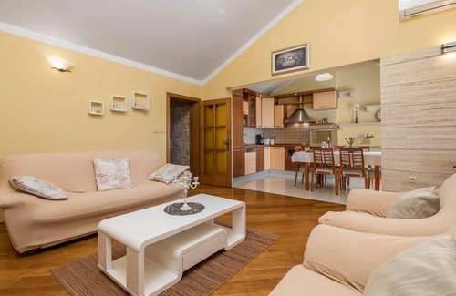 Povljana Apartment | Explore Our 2-Bedroom Oceanfront Retreat in Povljana