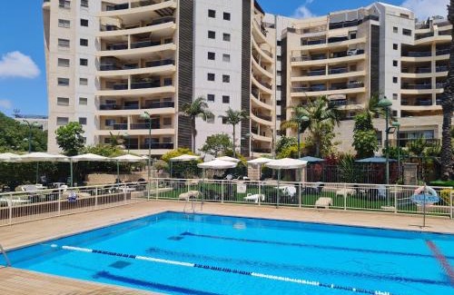 Ra'ananna Apartment | Inviting Raanana Apartment with Pool, Beach & Jacuzzi