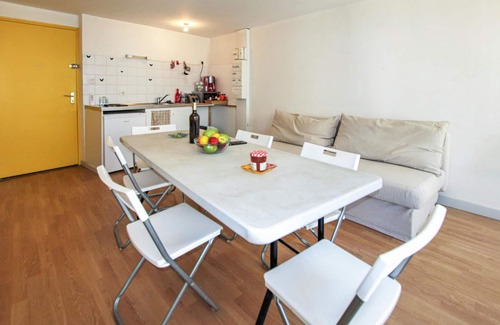 Seyne Apartment | Cozy 1 Bedroom Retreat in Seyne with Spa & Breakfast