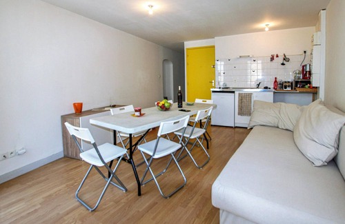 Seyne Apartment | Cozy 1 Bedroom Retreat in Seyne with Spa & Breakfast