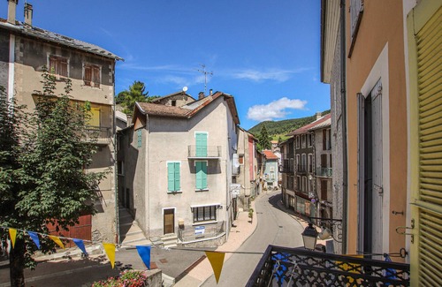 Seyne Apartment | Cozy 1 Bedroom Retreat in Seyne with Spa & Breakfast