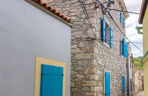 Susak Apartment | Cozy Apartments in Historic Stone House by Sandy Beach
