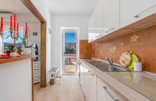 Vlasici Apartment | Bright Oceanfront Vacation Apartment with Large Terrace