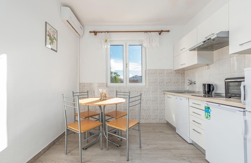 Vlasici Apartment | Bright Oceanfront Vacation Apartment with Large Terrace