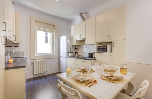 Malasana Apartment | Prime Apartment Steps from Plaza de España with Kitchen