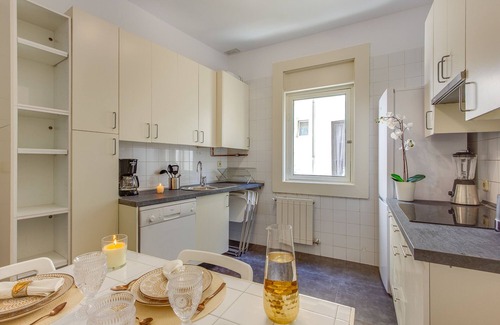 Malasana Apartment | Prime Apartment Steps from Plaza de España with Kitchen