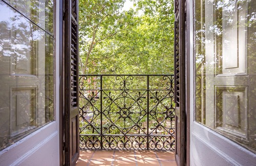 Malasana Apartment | Prime Apartment Steps from Plaza de España with Kitchen