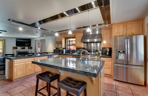 Skyland House | Community Beach Retreat with BBQ Backyard & Spa Amenities