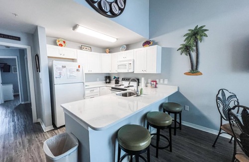 Gulf Shores Condo | Inviting Retreat Next to Pier with Ocean View Amenities