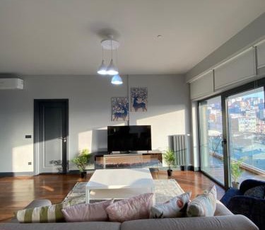 Beyoglu Apartment | Inviting Flat in Taksim with Pool and Pet-Friendly Perks