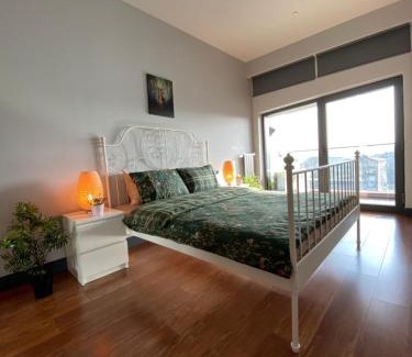Beyoglu Apartment | Inviting Flat in Taksim with Pool and Pet-Friendly Perks