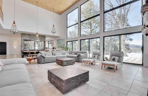 Stoneham-et-Tewkesbury Villa | Experience Modern Comfort in Nature with Pool & Spa