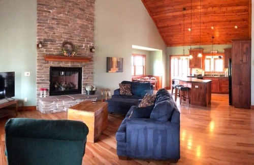Elizabeth Cabin | Charming Cabin with Kitchen Overlooking Hells Branch Valley