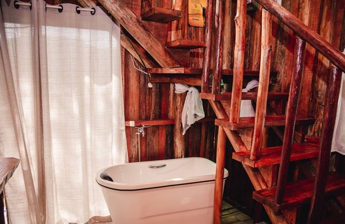 Aguas Mornas Ski Chalet | Inviting Cabin with Hot Tub & Pool in Águas Mornas