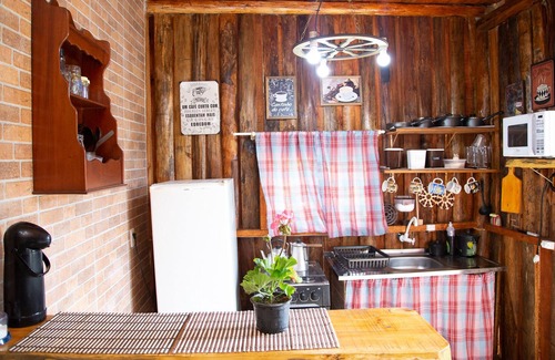 Aguas Mornas Ski Chalet | Inviting Cabin with Hot Tub & Pool in Águas Mornas