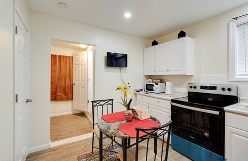 CUF Apartment | Conveniently Located 2 Bedroom Apt Near UC, Hospital & Zoo