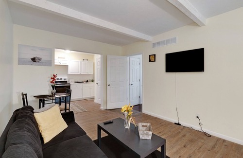 CUF Apartment | Conveniently Located 2 Bedroom Apt Near UC, Hospital & Zoo