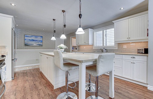 Grand Bend Cottage | Amazing Cottage in Southcott Pines, Grand Bend, 5 minute walk to private beach.