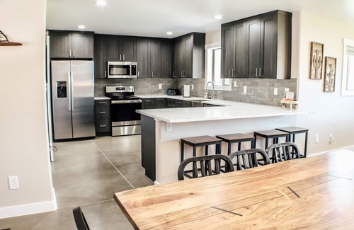 Moab South Valley House | Modern Home with Lake View & Spa for Unforgettable Stays