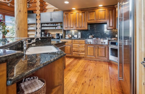 Mountain Village House | Epic Days Lodge - 6 Bdrms, Ski In & Out with Hot Tub