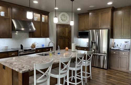 Neenah House | Family Retreat on 2 Acres with Pool and Ocean View