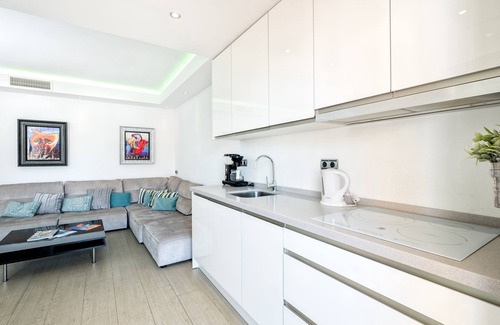 Cabopino Apartment | Premier Beachfront Retreat with Pool and Spa Amenities