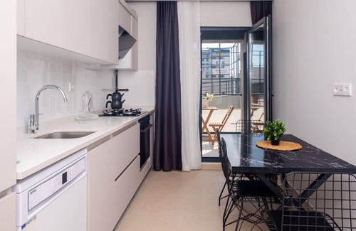 Pendik Apartment | Amazing Flat near Metro with Balcony in Pendik