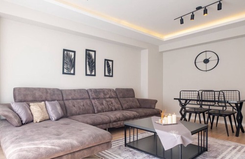 Pendik Apartment | Amazing Flat near Metro with Balcony in Pendik